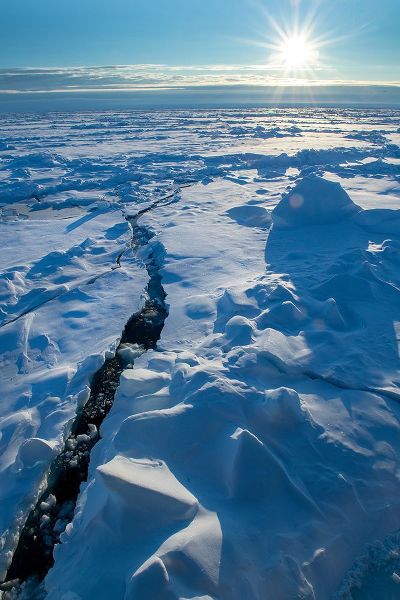 Hopkins, Cindy Miller 아티스트의 Norway Icescape at 84 degrees north-crack in ice with sunburst작품입니다.